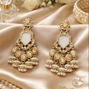 Boucles d'oreilles pendantes de luxe indiennes traditionnelles pour mariages et fêtes, ornées de cristaux et de strass, plaquées or en alliage de zinc - Product Image 1