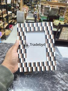 Marco de Fotos Creativo y Elegante con Incrustaciones de Resina Hecho a Mano con Acabado Brillante de Calidad Premium por Tradebyd - Product Image 2