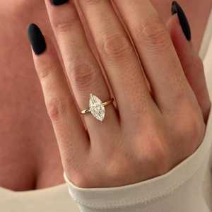 Anillo de compromiso con diamante cultivado en laboratorio de 2 quilates, talla Marquise, D VVS2, halo oculto, engaste tipo cometa, 4 puntas, oro de 14k, certificado IGI - Product Image 4