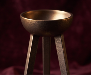 Support de bougie moderne minimaliste en métal, trépied, finition argentée élégante, texture moulée, candélabre architectural de table - Product Image 4