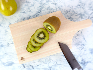 Tabla de Cortar y Bandeja para Servir de Ciprés Japonés (Hinoki) con Certificación FSC y Fitocidas Antimicrobianas - Tabla de Cocina Antibacteriana - Product Image 4