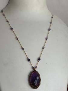 Collier pendentif en macramé d'améthyste fait main par Hari Om Creations - Product Image 1