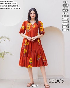 Robe de bal mi-longue en tissu non tissé Blossom Breeze, broderie florale, respirante et confortable - Product Image 3