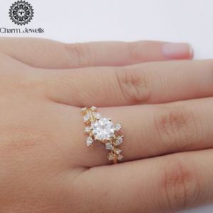 Bague de fiançailles classique pour femme en argent plaqué or 18 carats avec moissanite taille coussin et sertissage à griffes - Product Image 5