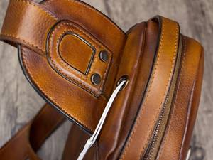 Sac de Poitrine Homme Vintage en Cuir Véritable Personnalisable, Résistant à l'Eau, Portable, Accessoire de Voyage – Vente en Gros - Product Image 3