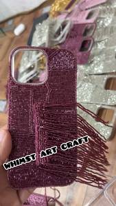 Étui de téléphone de luxe fait main avec broderie perlée, motif floral blanc et or, cousu à la machine, durable - Product Image 2