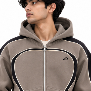 Ensemble de survêtement 2 pièces pour homme, couleur taupe, avec sweat à capuche zippé et pantalon assorti, empiècements noirs contrastants et passepoil incurvé, fabricant de marque privée - Product Image 3