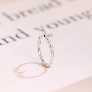 Anillo de Boda Curvo de Oro Blanco de 14K con Corona de Diamantes Cultivados en Laboratorio - Product Image 6