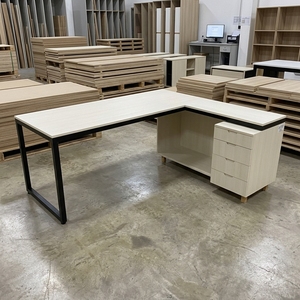 Escritorio Ejecutivo Moderno en Forma de L con Estructura Metálica, Almacenamiento Abierto, Cajones en el Pedestal, Superficie de Madera Clara, Estación de Trabajo para Computadora de Oficina en Esquina - Product Image 2