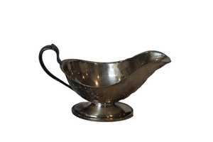 Salsera Artesanal de Metal con Acabado de Lujo, Estilo Royal Heritage, para Servir Salsas - Product Image 1