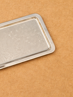 Plateau de service rectangulaire en argent martelé de luxe pour la restauration en gros, idéal pour les hôtels et restaurants, élégant pour les fruits et la présentation de la table.