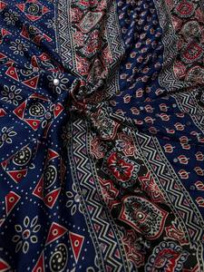 Sari en satin japonais lourd imprimé Ajarakh avec broderie miroir authentique et pièce de blouse Latkan – Sari beauté miroir héritage - Product Image 6