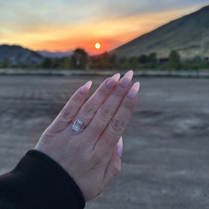 Anillo de compromiso y aniversario para mujer, con diamante de laboratorio de corte esmeralda de 3.09 ct, certificado IGI, oro blanco de 14K, solitario de 4 puntas. - Product Image 4