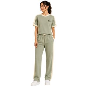 Conjunto de dos piezas informal personalizado para mujer, camiseta de manga corta verde salvia y beige y pantalones rectos largos, con detalles en contraste. - Product Image 1