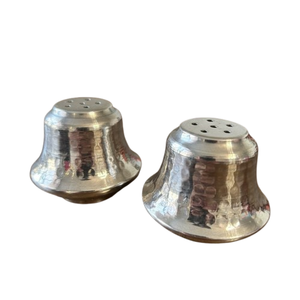 Salières et poivrières en cuivre martelé faites à la main, finition nickelée argentée, décor de table de cuisine, cadeau - Product Image 1