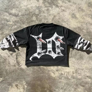 ผู้ผลิตเสื้อผ้าสตรีทแวร์แบบ OEM รับผลิตตามสั่ง ปักลายขาดๆ แบบ Distressed พิมพ์ลายสกรีน เสื้อยืดผู้ชายแขนยาวสองชั้น - Product Image 6