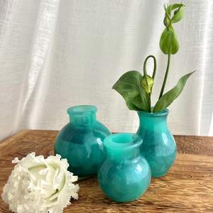 Vase en résine décoratif de luxe pour table, élégant accessoire pour la maison ou le bureau - Product Image 3