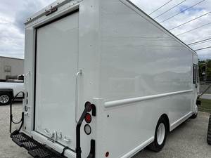 Camión Tractor de Alta Potencia con Cabina Dormitorio 6x4 Diésel para Operaciones en Carretera - Product Image 2