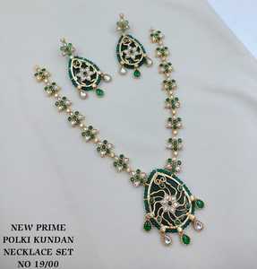 Conjunto de collar con colgante de lujo con diseño floral de esmeraldas y pedrería Kundan, con pendientes a juego, joyería tradicional de boda para mujer. - Product Image 3