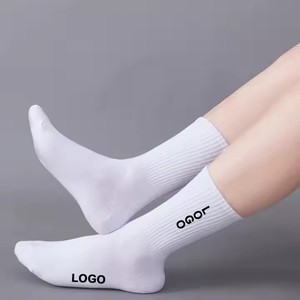 Chaussettes de sport de compression personnalisées en gros |   Chaussettes de football unisexes en coton respirant avec logo imprimé, broderie et grip antidérapant - Product Image 3