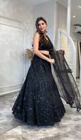 Hermoso Lehenga Choli Negro con Malla, Escote en V, Lentejuelas y Diamantes en la Parte Delantera y Trasera, para Mujer, Ideal para Bodas