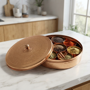 Caja de Masala de Cobre Martillado Hecha a Mano con 7 Recipientes de Cobre para Especias, Tapa Grabada, Organizador de Especias Indio para Cocina - Product Image 4