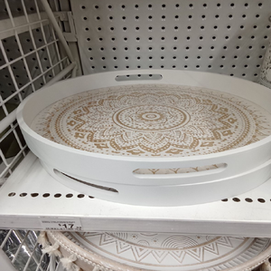 Bandeja redonda de servir con incrustaciones de hueso blanco, disponible a precios de mayorista, con estampado de mandala dorado y asas modernas con recortes. - Product Image 1