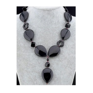 Collar con Colgante de Resina Transparente Minimalista APEX ALIGN con Hoja de Oro, Joyería Hecha a Mano, Regalo para Mujer de la Mejor Calidad - Product Image 2