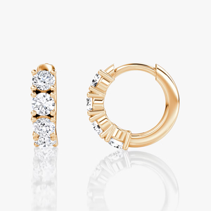 Boucles d'oreilles créoles Huggie en or jaune 14K 18K 22K avec diamants de laboratoire taillés, trois pierres, certifiées IGI, bijoux de luxe pour mariage et soirée - Product Image 4