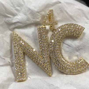 Colgante Personalizado de Letra y Número con Moissanita Helada, 4 Engastes, Plata 925, Lujo, Bañado en Rodio/Oro, Joyería Hip Hop - Product Image 1