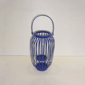 Lanterne à bougie en métal bleu clair, forme cage à oiseaux, avec sommet conique, anneau de finition supérieur, poignée, cage en fil métallique ouvert, décoration de centre de table - Product Image 3