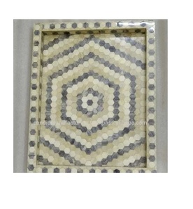 Bandeja Decorativa Rectangular de Hueso y Resina con Patrón Geométrico Incrustado, Diseño Contemporáneo, Multifuncional, Candid Manufacturing Co - Product Image 4