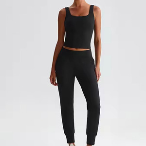 Conjunto de yoga elástico premium para mujer, cómodo conjunto de yoga para fitness con tela transpirable para el gimnasio - Product Image 3