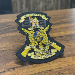 Écusson brodé fait main de haute qualité à coudre sur blazer, badge en tissu de forme irrégulière personnalisé - Product Image 2