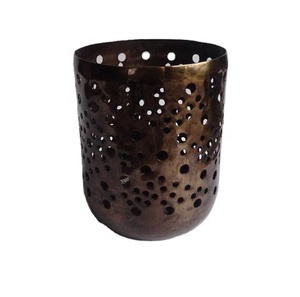 Votivo de aluminio con patrones redondos cortados a mano en acabado de latón antiguo portavelas de luz de té decoración de Navidad de Diwali para el hogar - Product Image 1
