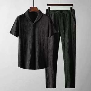 Ensemble de survêtement décontracté pour homme, noir, à manches courtes, col boutonné, couleur unie, en coton léger, coupe classique, idéal pour l'été - Product Image 1