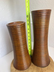 Portavelas de Madera de Acacia Hechos a Mano, Estilo Vintage Moderno de Mediados de Siglo |   Soportes Anchos Esculpidos con Diseño Acanalado de los Años 70 - Product Image 4