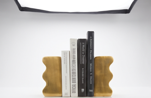 Porte-livres sculpturaux en aluminium de style Art déco, design moderne et décoratif, avec motif ondulé - Porte-livres décoratifs multi-pièces pour adultes - Product Image 5