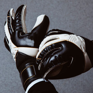 Guantes de Portero de Fútbol Pakistan Hi-Tech Grip, Espuma de Látex Alemana, Material de Cuero de Buena Calidad - Product Image 6