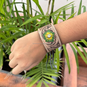 สร้อยข้อมือหนังแท้ลายดอกไม้สำหรับผู้หญิงกำไลข้อมือหนังวัวแท้แบบตะวันตกออกแบบได้เอง - Product Image 2