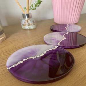 Sous-verres ronds en résine époxy violette écologiques et non toxiques faits à la main avec une ligne de paillettes dorées - Product Image 1