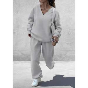 Ensemble décontracté deux pièces pour femme, collection Hiver 2025 : Sweat-shirt col en V et pantalon ample à jambes larges, tenue d'automne avec survêtement en maille - Product Image 3