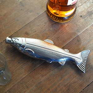 กระติกน้ำรูปปลาสีเงิน กระติกเหล้าวิสกี้โลหะทันสมัย เหมาะสำหรับเป็นของขวัญสำหรับคนรักการตกปลา และเป็นของตกแต่งสำหรับตั้งโชว์ในบาร์ - Product Image 5