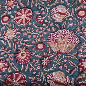 ผ้าฝ้ายพิมพ์ลายดอกไม้สีน้ำเงินอมเขียวและสีแดงเลือดหมู |   ลายพิมพ์บูตะแบบดั้งเดิมของชาวมุกุฎราชย์ |   ผ้าฝ้ายเนื้อนุ่มแบบเป็นหลา - Product Image 4