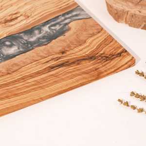 Planche à fromages et charcuteries en bois d'acacia naturel et résine, élégante, pour servir en cuisine lors de fêtes et réceptions, prix de gros - Product Image 2