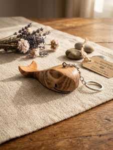 พวงกุญแจรูปปลาวาฬไม้ – งานแฮนด์เมดจากไม้ฟินแลนด์ เครื่องประดับสไตล์มินิมอล - Product Image 3