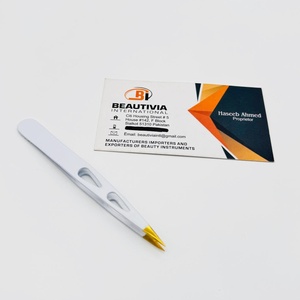 Pinzas Profesionales de Acero Inoxidable para Cejas, Punta Puntiaguda para Depilación, Logotipo Personalizado, Herramientas Cosméticas Blancas y Doradas - Product Image 3