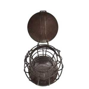 Mangeoire à oiseaux en métal avec couvercle articulé, style lanterne, bronze antique, support pour boules de graisse avec cage en treillis métallique pour oiseaux sauvages, décoration extérieure pour jardin et cour - Product Image 1