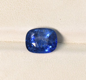 พลอยไพลินสีน้ำเงินธรรมชาติ: 4.30 กะรัต ทรงคุชชั่น 10X7X5.8 มม. - Product Image 1