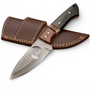มีดทำมือเหล็กดามัสกัส ใบมีดคงที่ สำหรับตั้งแคมป์ ล่าสัตว์ ปอกหนัง ด้ามทำจากเขาควายและเขาสัตว์ พร้อมปลอกหนัง - Product Image 1